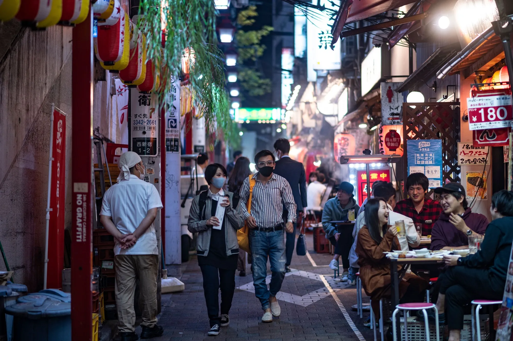 Restaurants in Shinjuku on Nov. 19.&nbsp;Regional authorities have been pushing ahead with steps to contain the surge in their local areas.&nbsp;