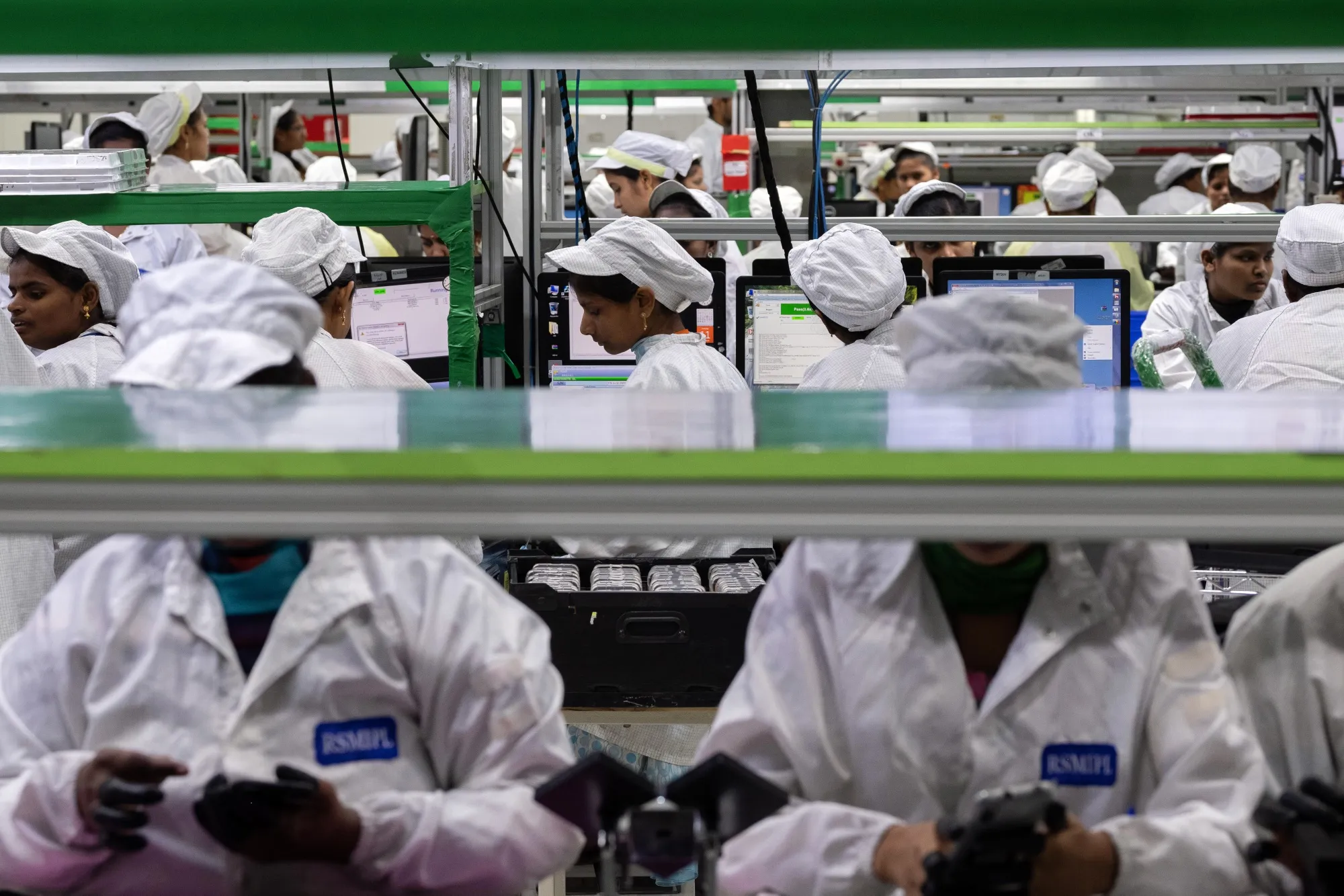 India is trying to&nbsp;attract&nbsp;manufacturing for Apple,&nbsp;Samsung Electronics Co.&nbsp;and other&nbsp;brands.