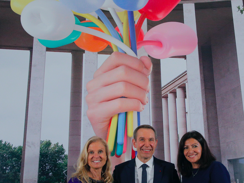 Jeff Koons Poses with Paris Mayor Anne Hidalgo and American Ambassador to France, Jane Dorothy Hartley, in front of a mock-up image of the work in its proposed site.