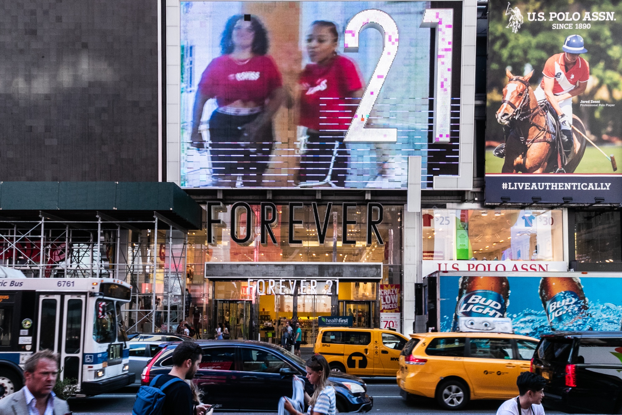 Forever 21 Store In New York City Stock Photo - Download Image Now - Adult,  Billboard, Blurred Motion - iStock