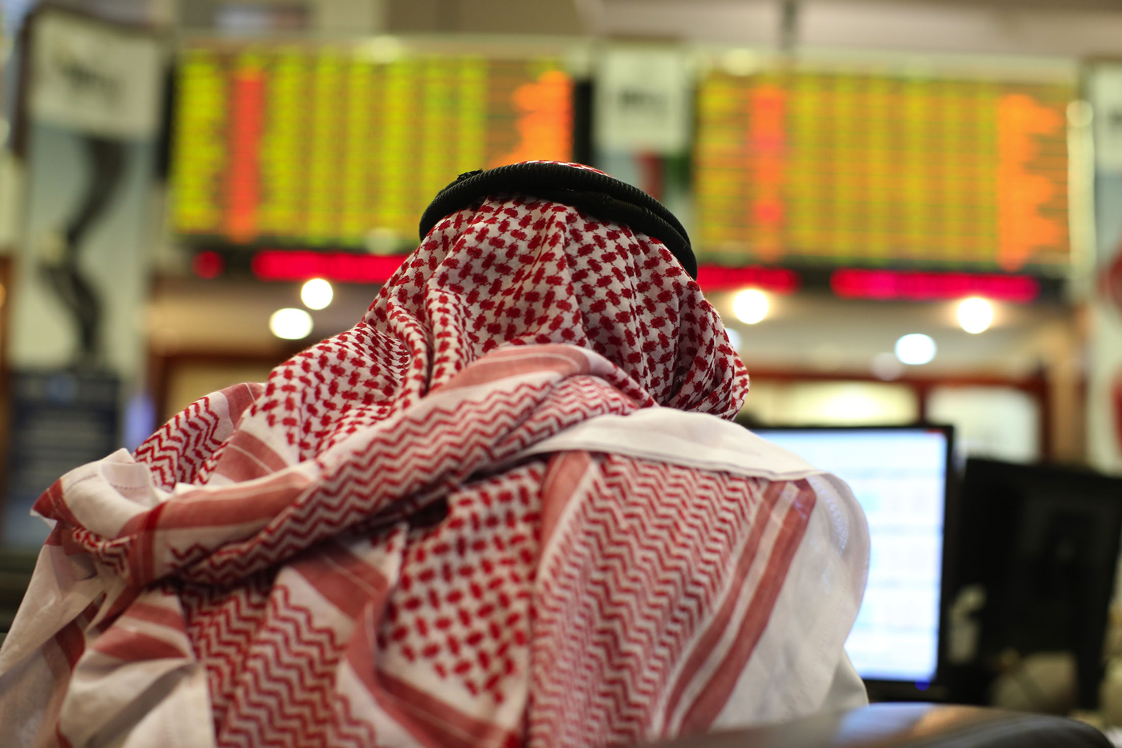 Dubai Financial Market. Дубайская биржа девушки. Markets in UAE. Dubai Financial support Fund Algoze third.