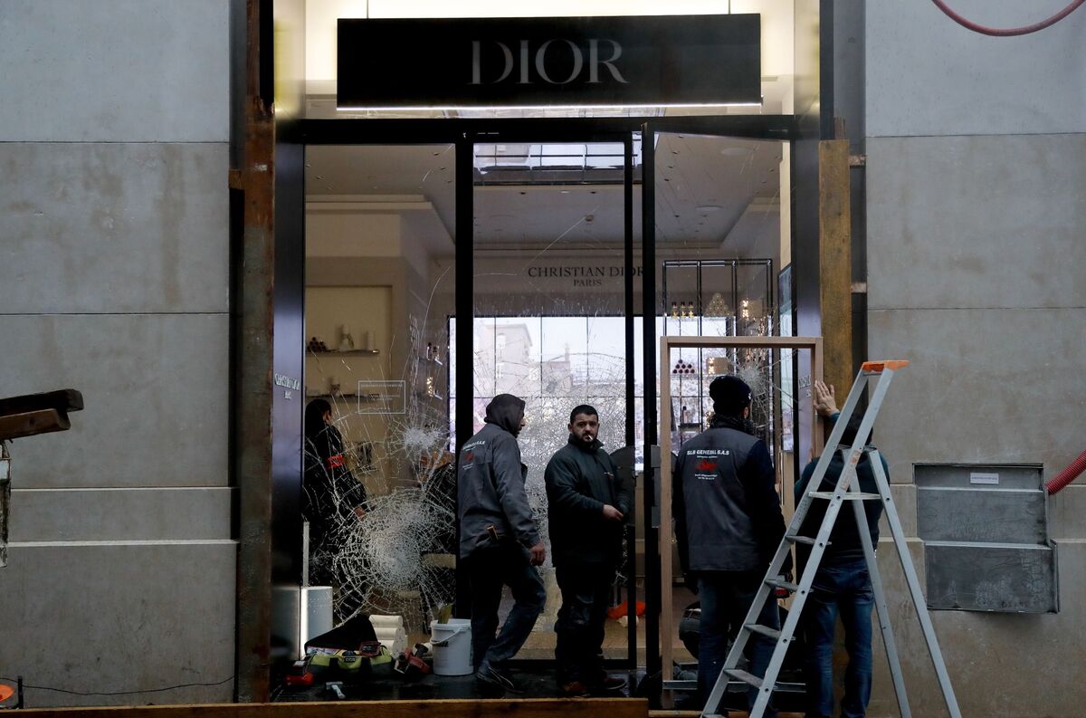 In Paris, the Gilets Jaunes Protests Impact Holiday Shopping Season