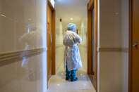 Hong Kong Outbreak Engulfs Residents With Hundreds Quarantined