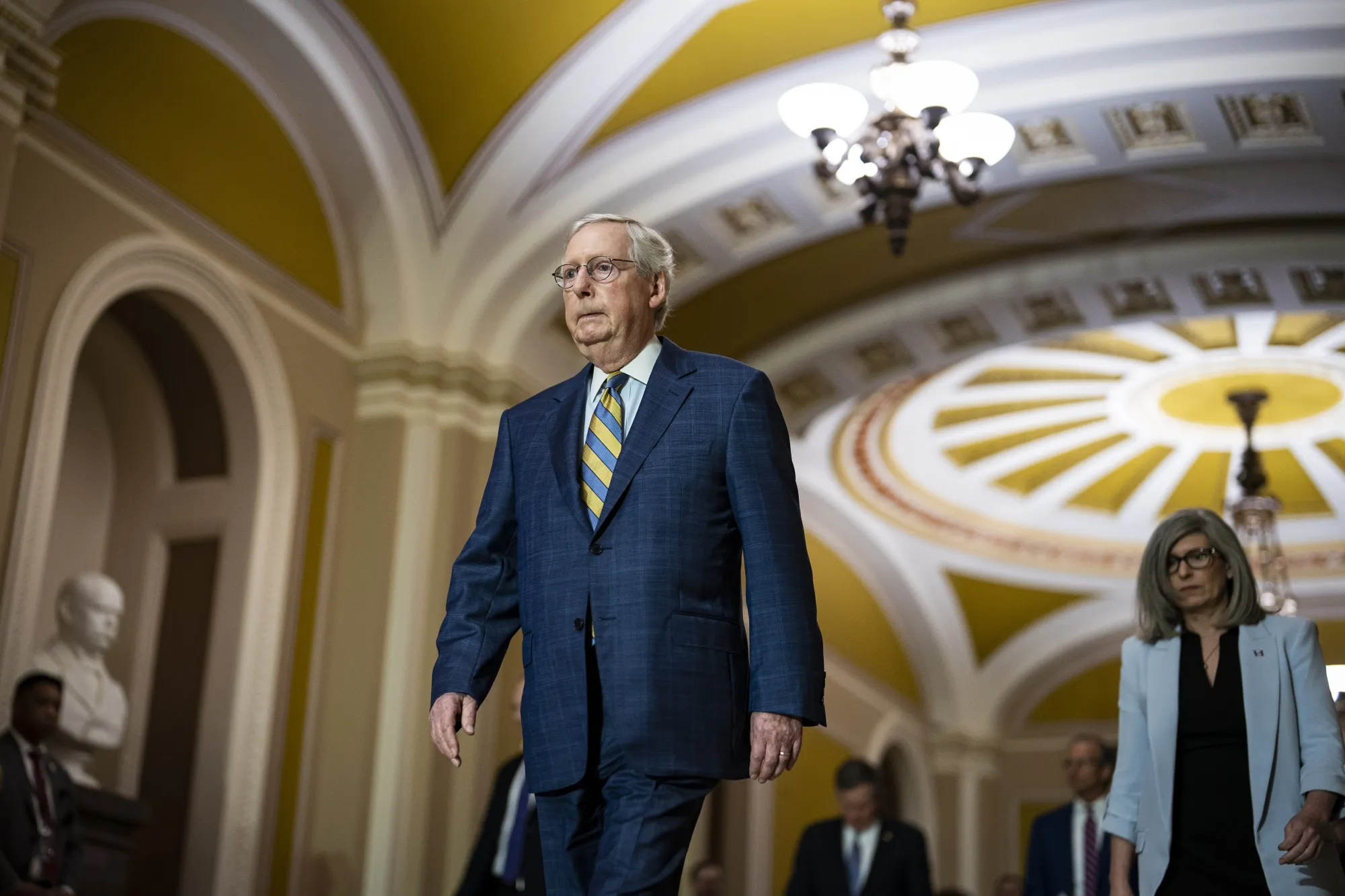 mitch-mcconnell-to-return-to-us-capitol-on-monday-after-injury-bloomberg