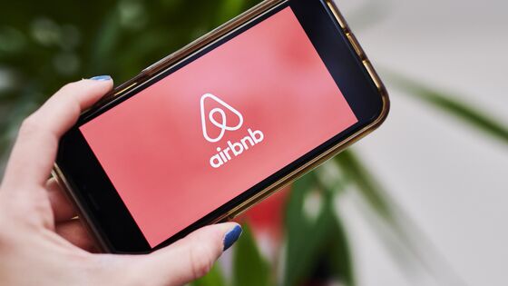 Airbnb, DoorDash Rallies Stoke Debate on Pricing IPOs
