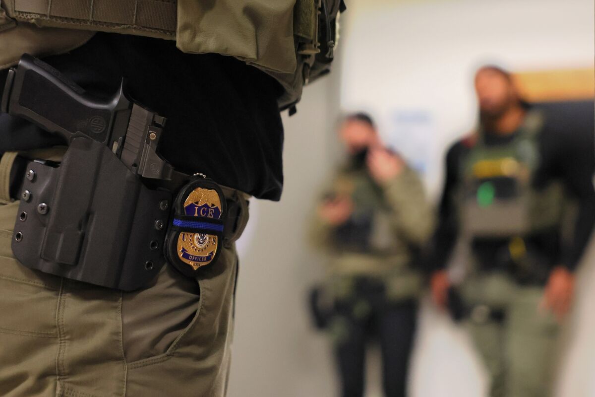 New York Governor Signs Law Restricting Masked Federal Immigration Agents