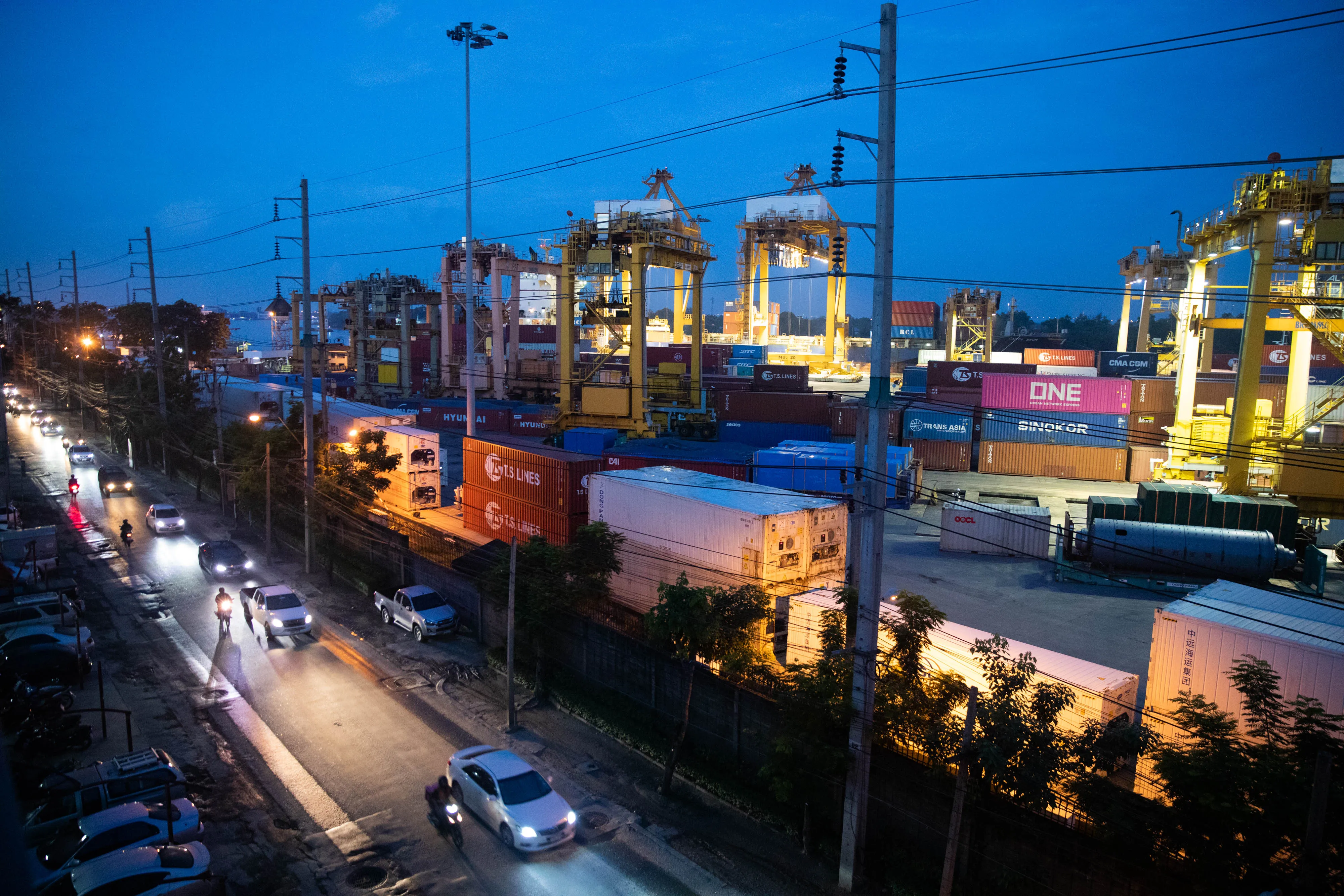 “The tariff negotiations will move forward and remain separate from border issues.”&nbsp;