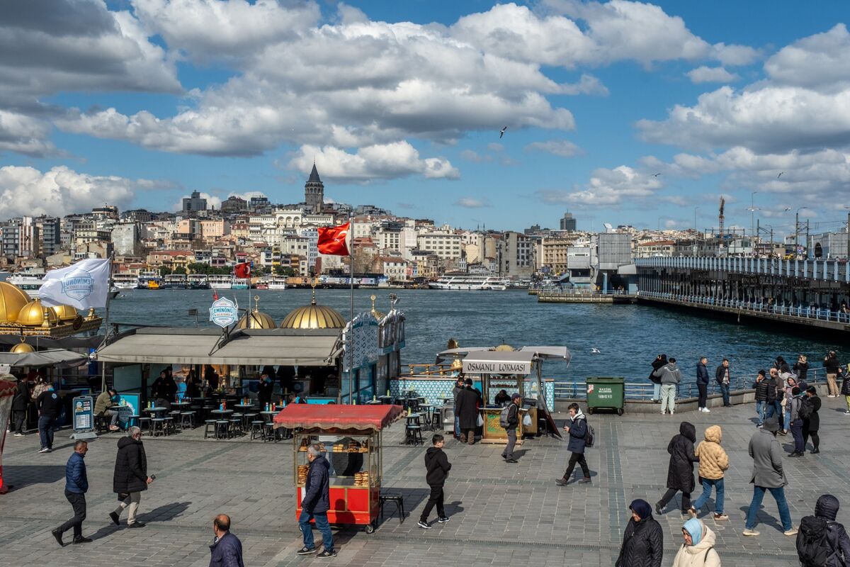 🟪"Turchia: Nuove misure per sostenere la lira con l'aumento dei depositi bancari presso la banca centrale"