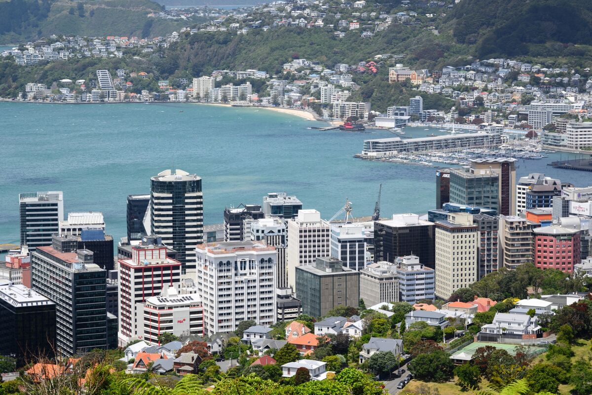 Beach Homes in NZ’s Capital Evacuated as 30-Foot Waves Forecast