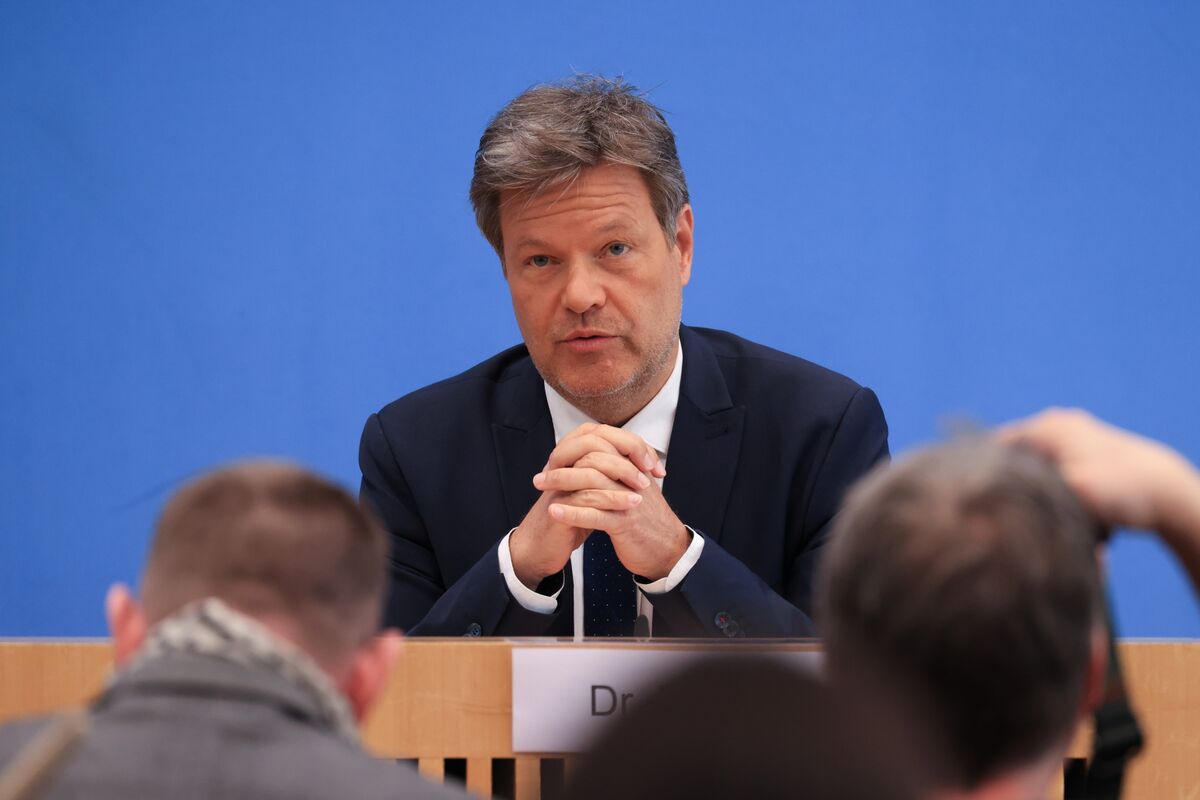 Germany Calls for Political Solution on EV Tariffs