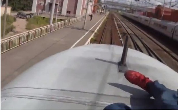 Berlin Train Surfers Stage a Picnic on the Roof of a Speeding Subway Car -  Bloomberg