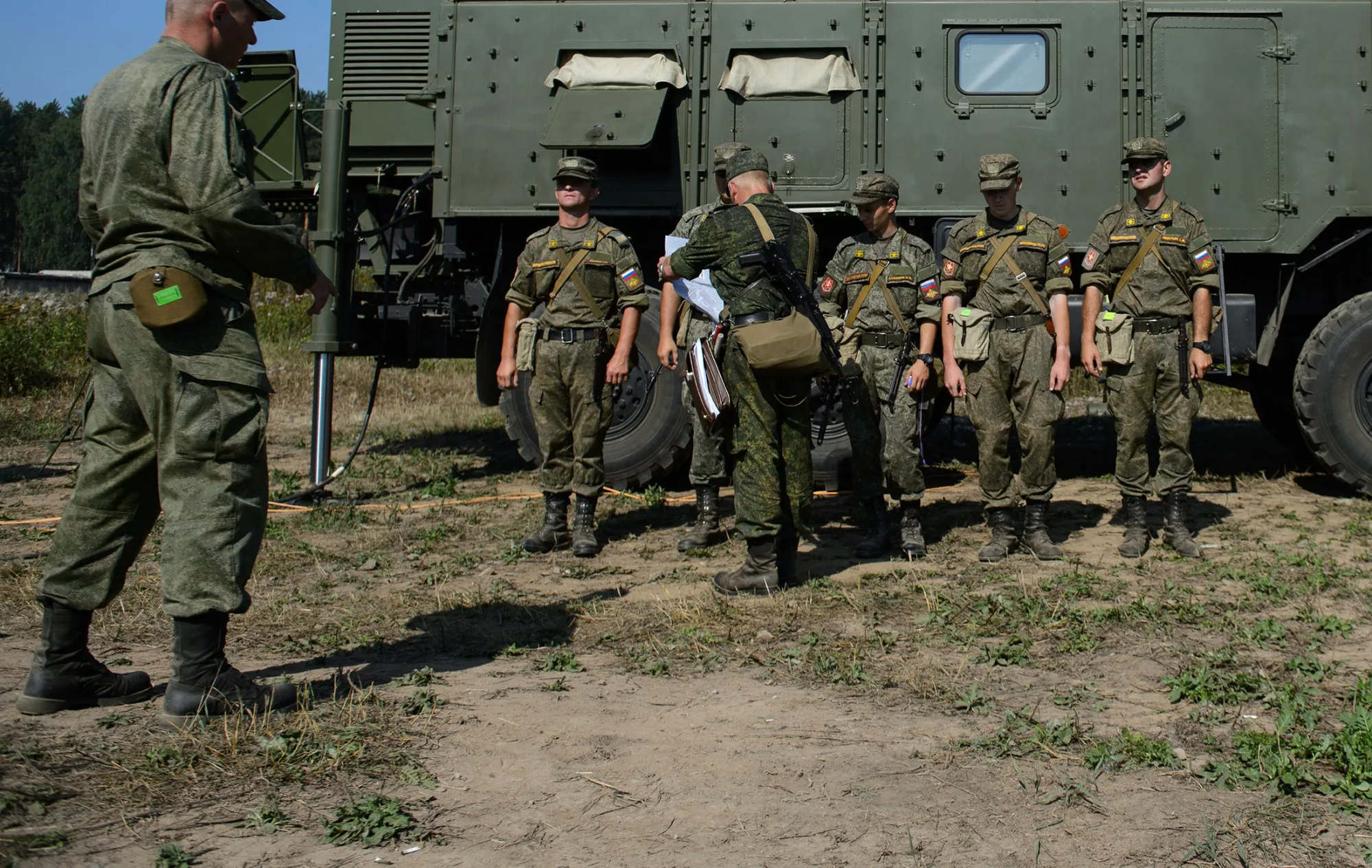 Soldiers take part in tactical and the special training of electronic warfare divisions, in Yekaterinburg, Russia, on Aug. 18, 2016.
