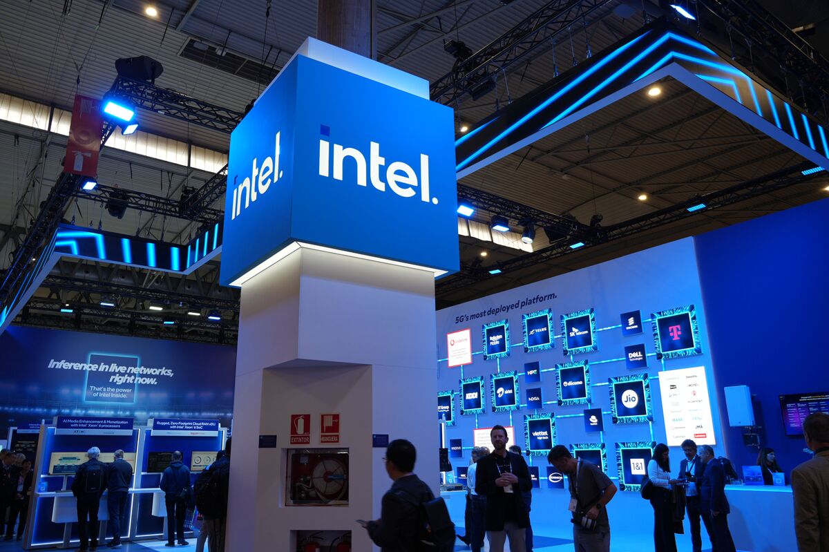 Intel to Sell $15 Billion in Stock After AI Boosts Demand - Bloomberg.com