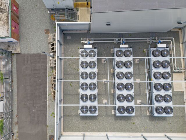 ■ Cooling fans help with optimal operations.