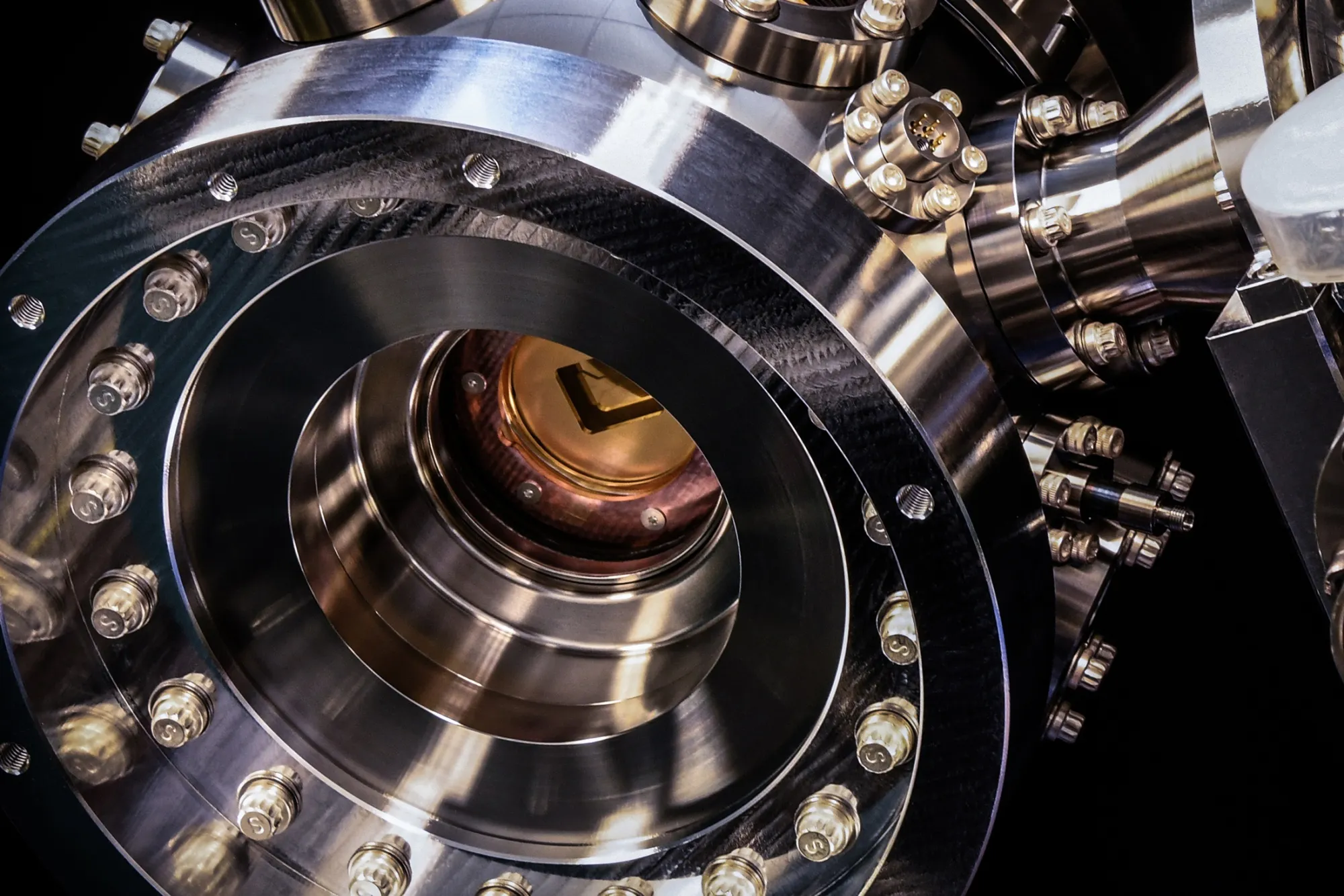 Quantinuum vacuum chamber hardware.
