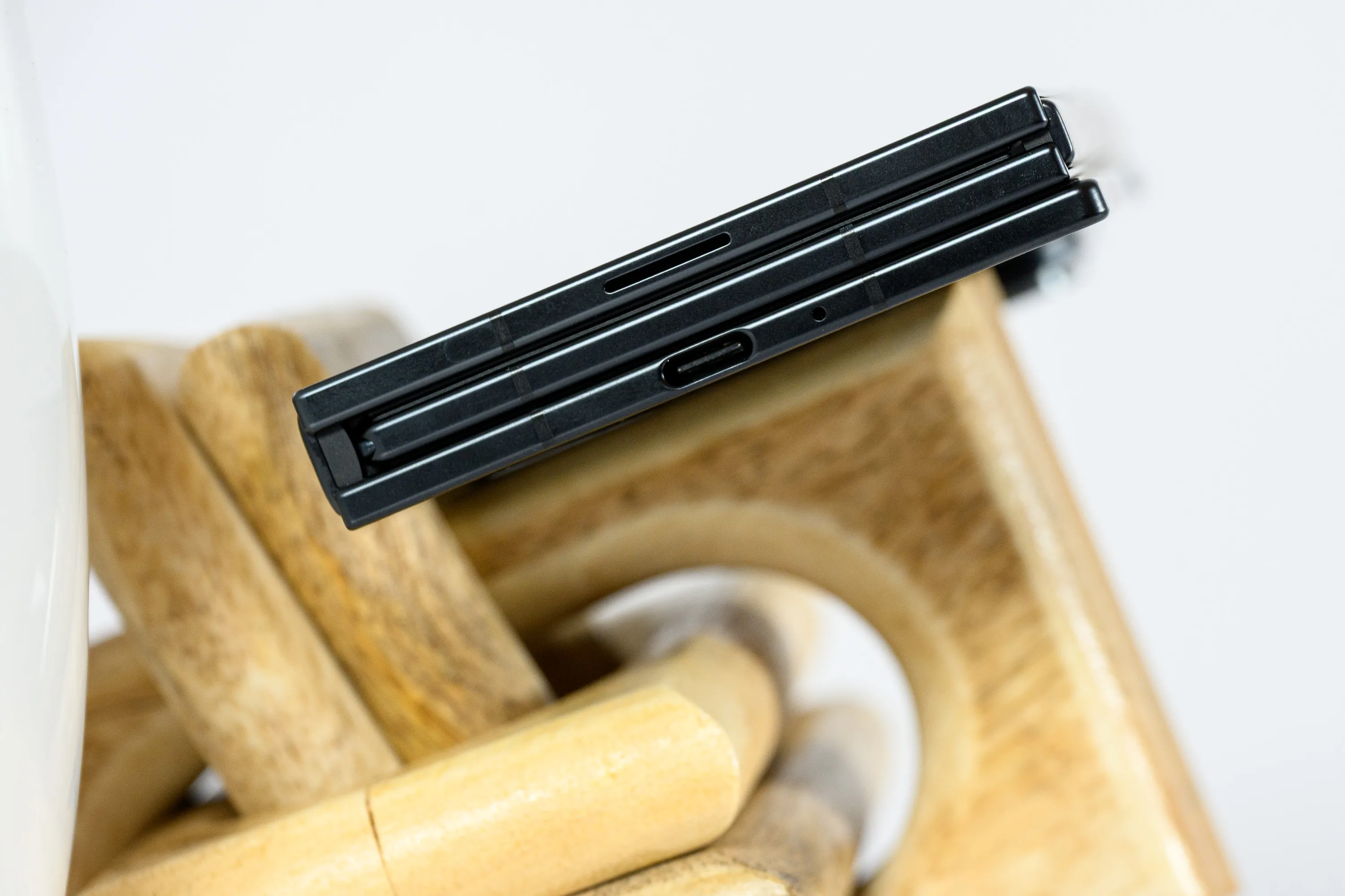 韓国サムスン、米国で三つ折りスマホ投入－2899ドルで1月30日発売 - Bloomberg