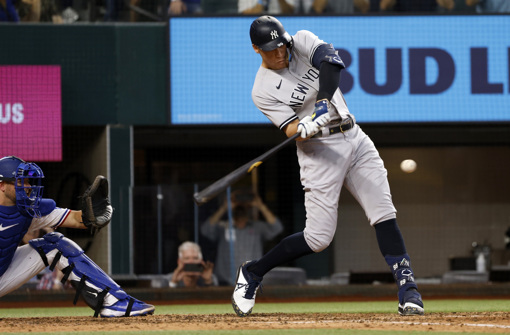 New York Yankees' Aaron Judge hits 62nd home run to break American League  record, Baseball News