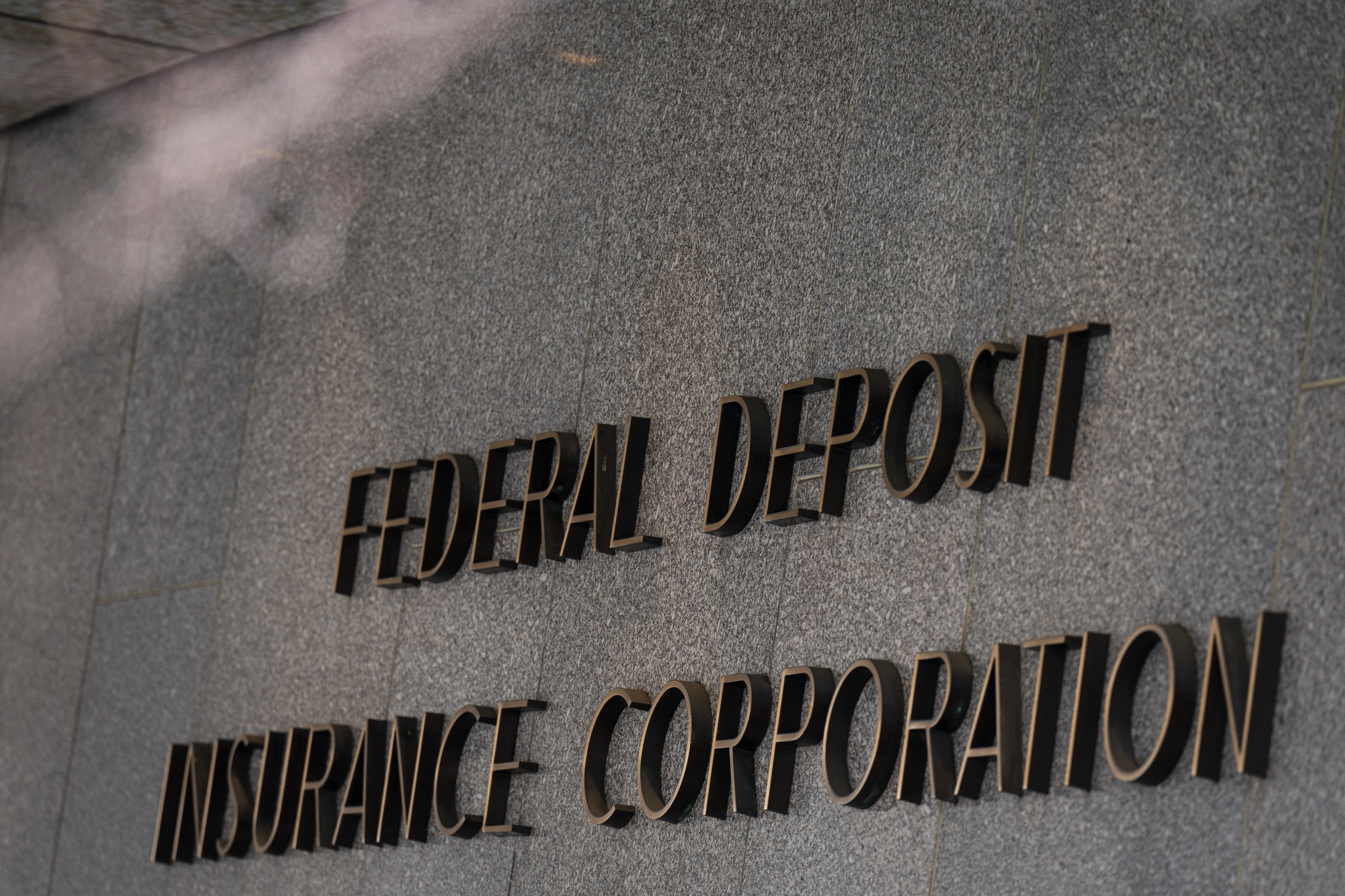 FDIC podría reducir acceso de First Republic a préstamos de Fed Bloomberg