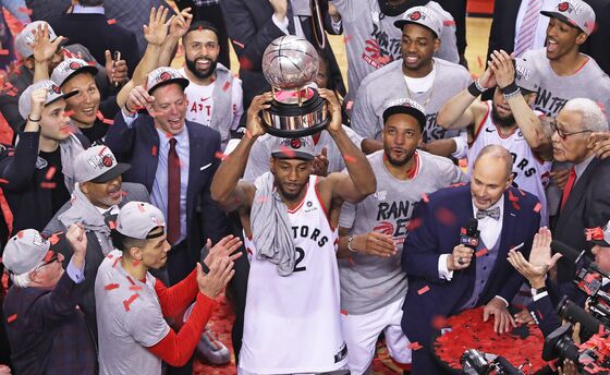 Raptors' Leonard Offered Free Penthouse, Food for Life to Stay