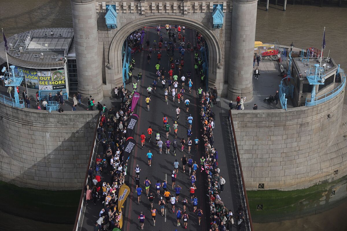 Thousands of Runners Take Part in Colourful London Marathon - Bloomberg