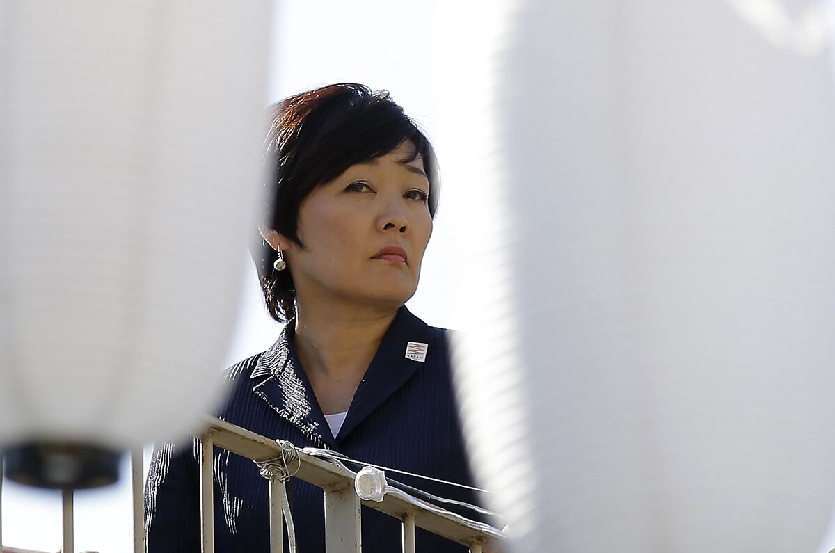 Akie Abe Visits War Shrine Days After Husband Stayed Away - Bloomberg