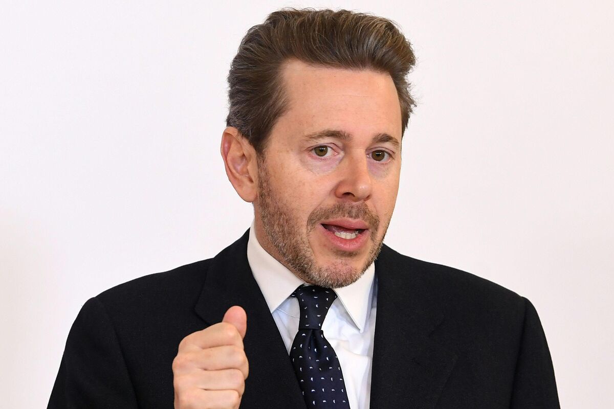Top Austrian Power Broker Steps Down From Central-Bank Role