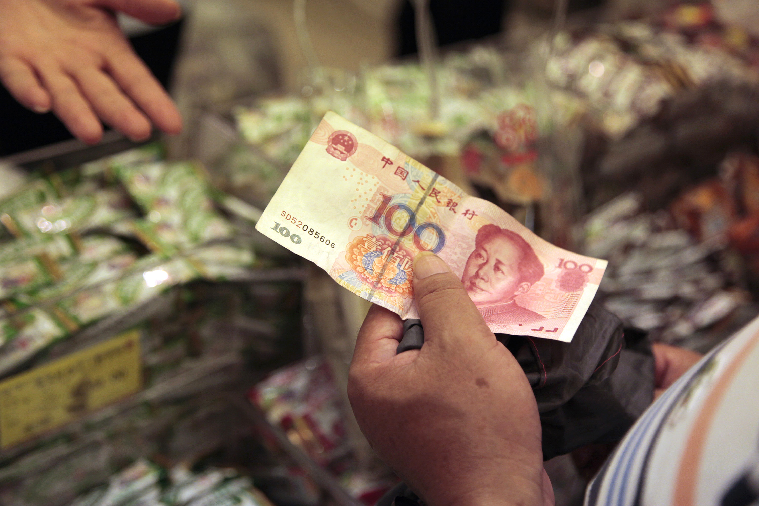 Китайские деньги в рублях перевести. Деньги Китая. Китаец с деньгами. Юань. Валюта Китая.