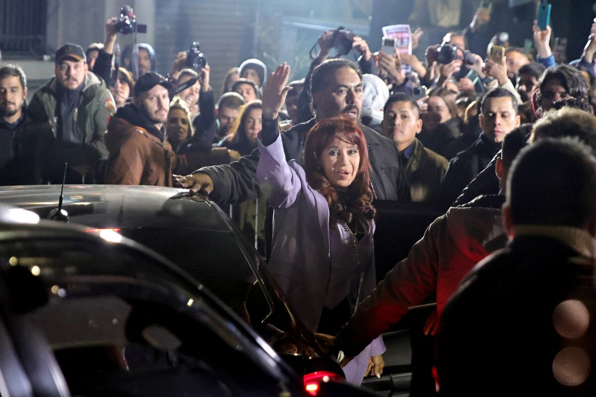 🟪"Corruzione: Cristina Fernandez de Kirchner agli arresti domiciliari per sei anni"