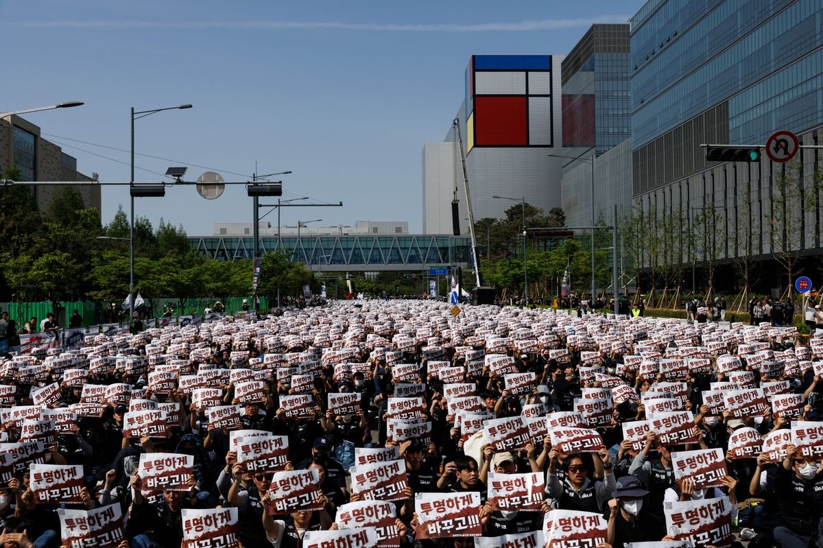 Tech: Samsung's chip production faces potential disruption following the breakdown of labor negotiations.