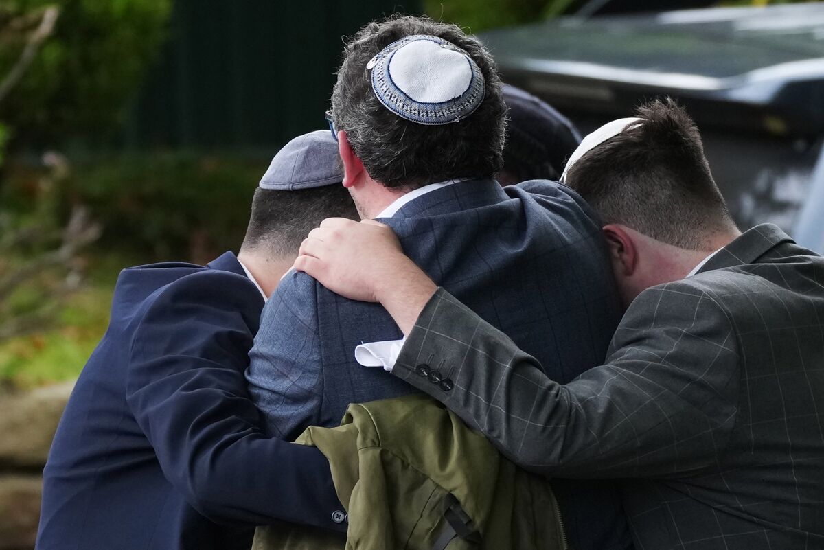 In Manchester, Prayers Turn to Anger After Attack on Synagogue