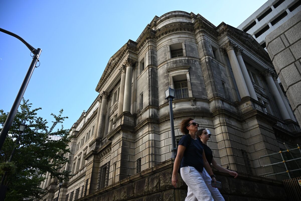 ブルームバーグのニュース記事「日銀は５会合連続で金融政策維持へ、関税の影響や国内政治に不透明感」の画像