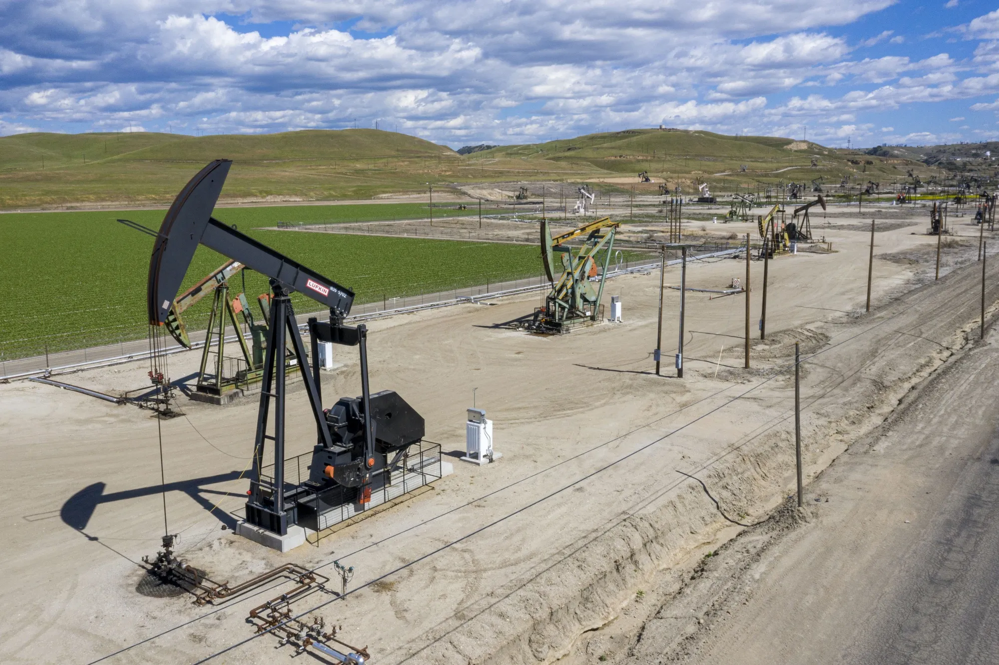 Oil Rises With Demand Optimism Offsetting Virus Concerns