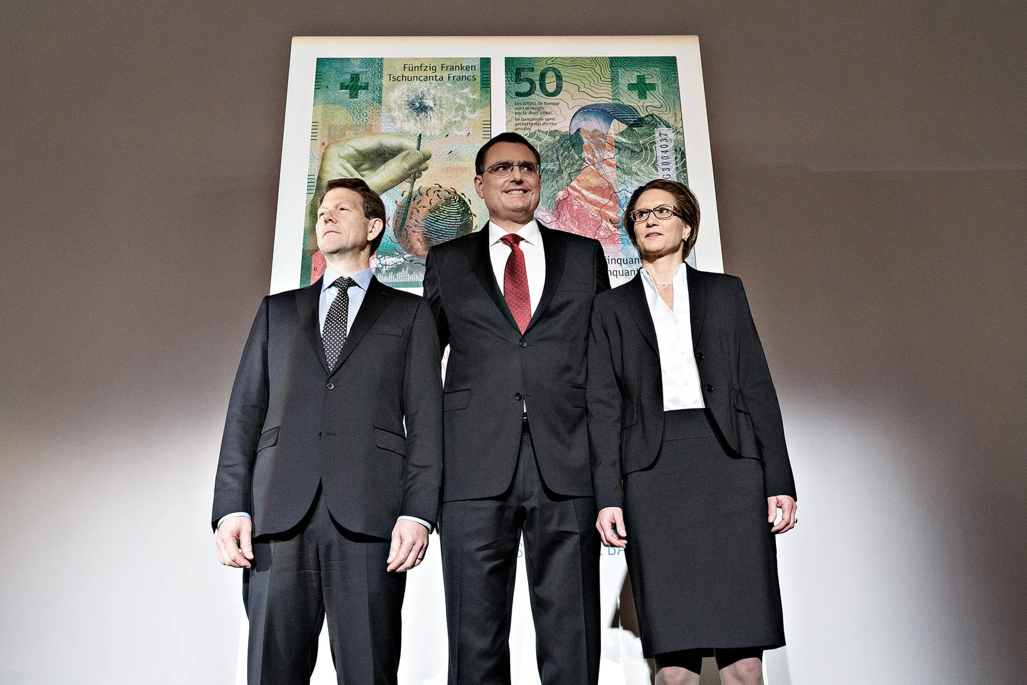 Fritz Zurbrugg, member of the governing board of the Swiss National Bank (SNB), left, Thomas Jordan, president of the SNB, and Andrea Maechler, member of the governing board of the SNB during a news conference to present the new 50 Swiss franc banknote in Bern, Switzerland, on April 6, 2016.
