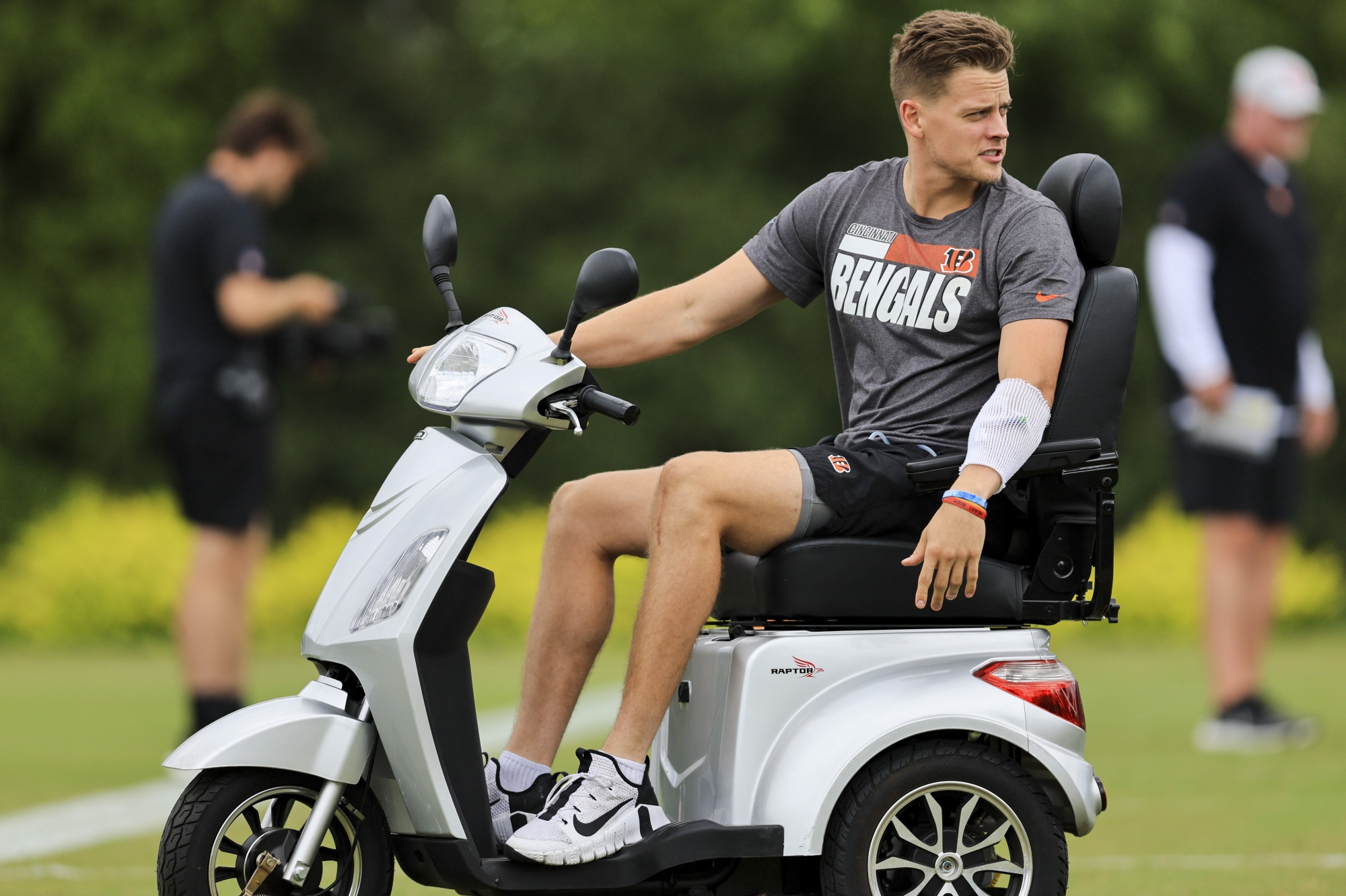 Joe Burrow shakes off calf injury, throws for a season-high 259