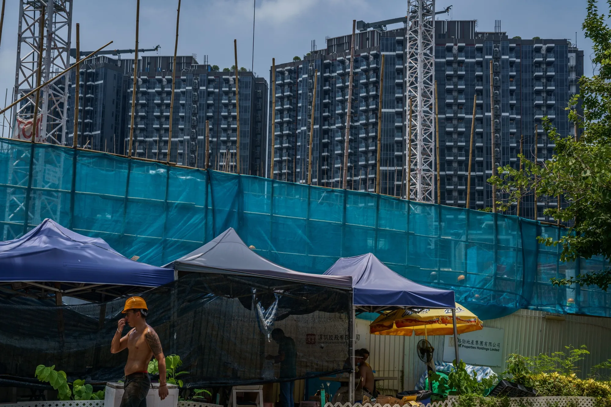Construction workers near the Emerald Bay residential project developed by China Evergrande.&nbsp;