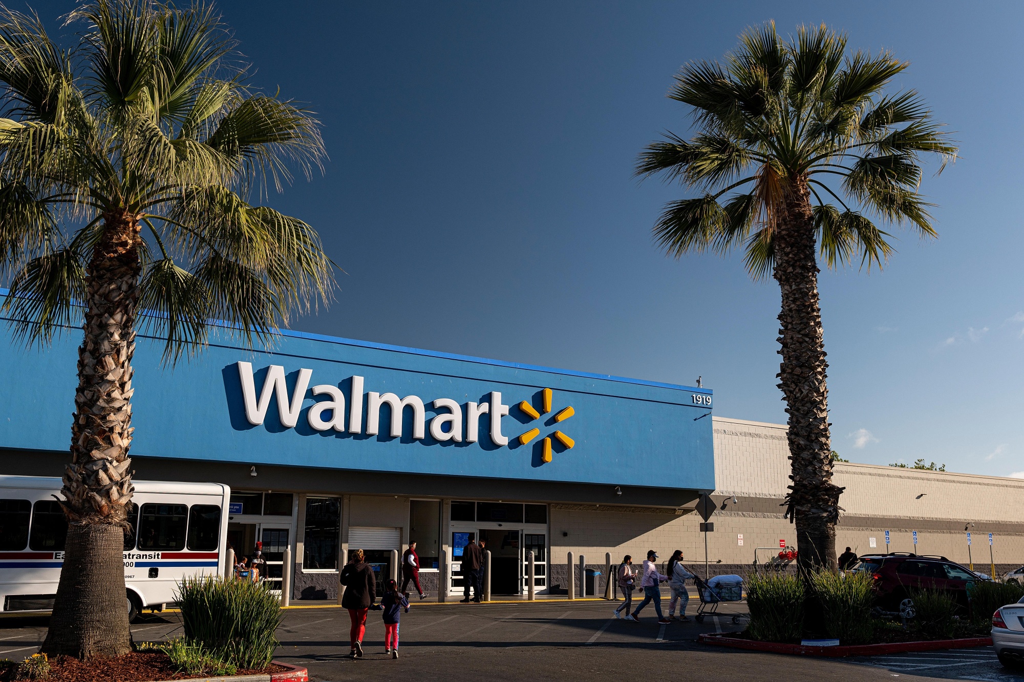 Walmart Facing Tough Competition as German Grocery Giant Heads to U.S. -  TheStreet