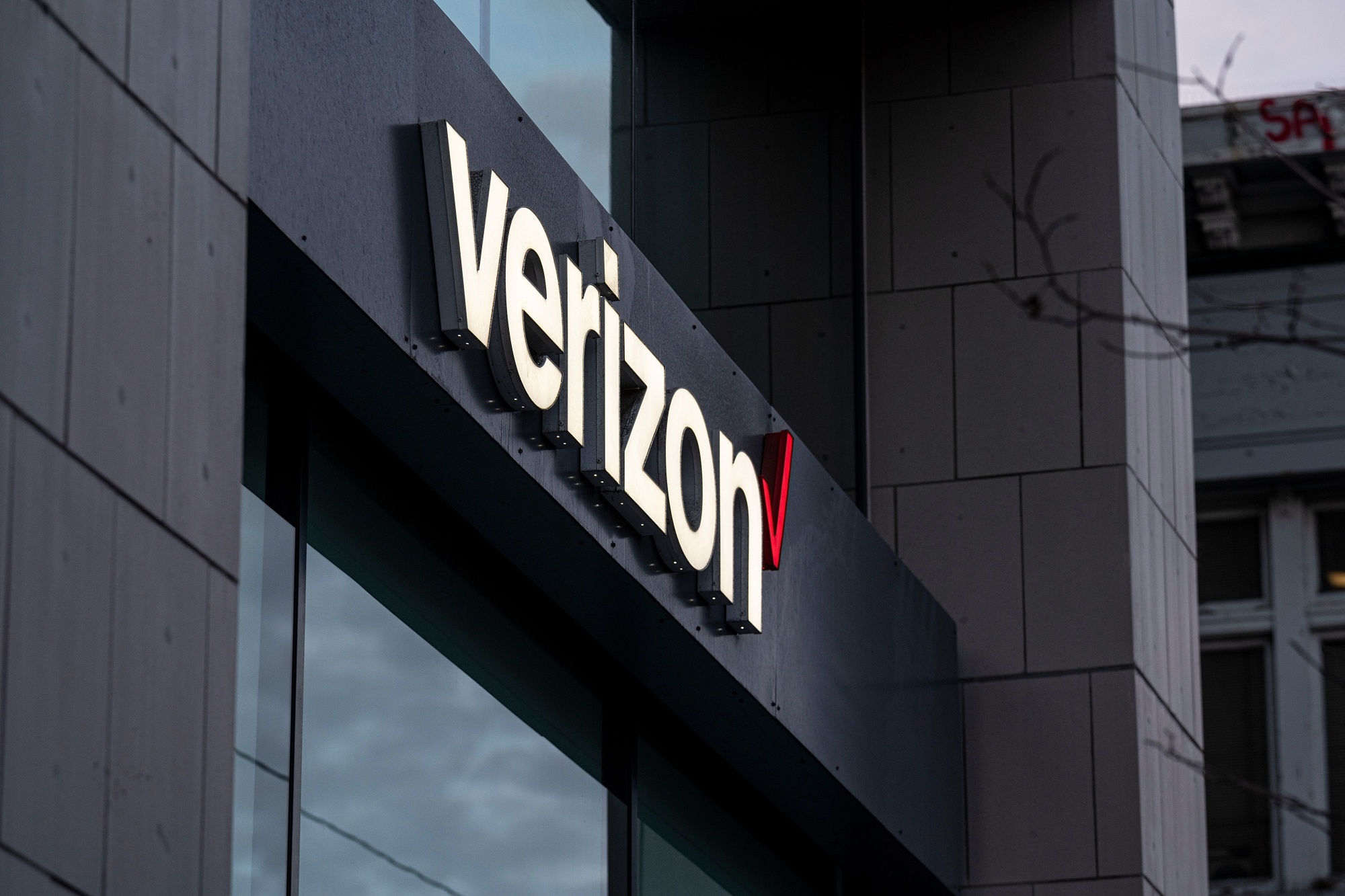 Verizon Global Debt Sale Spree Tops 30 Billion With Maple Deal Bloomberg