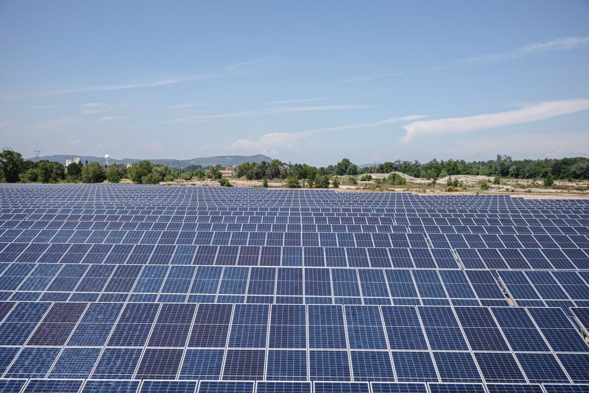 Renewable Investment Rose to a Record in First Half, BNEF Says - Bloomberg