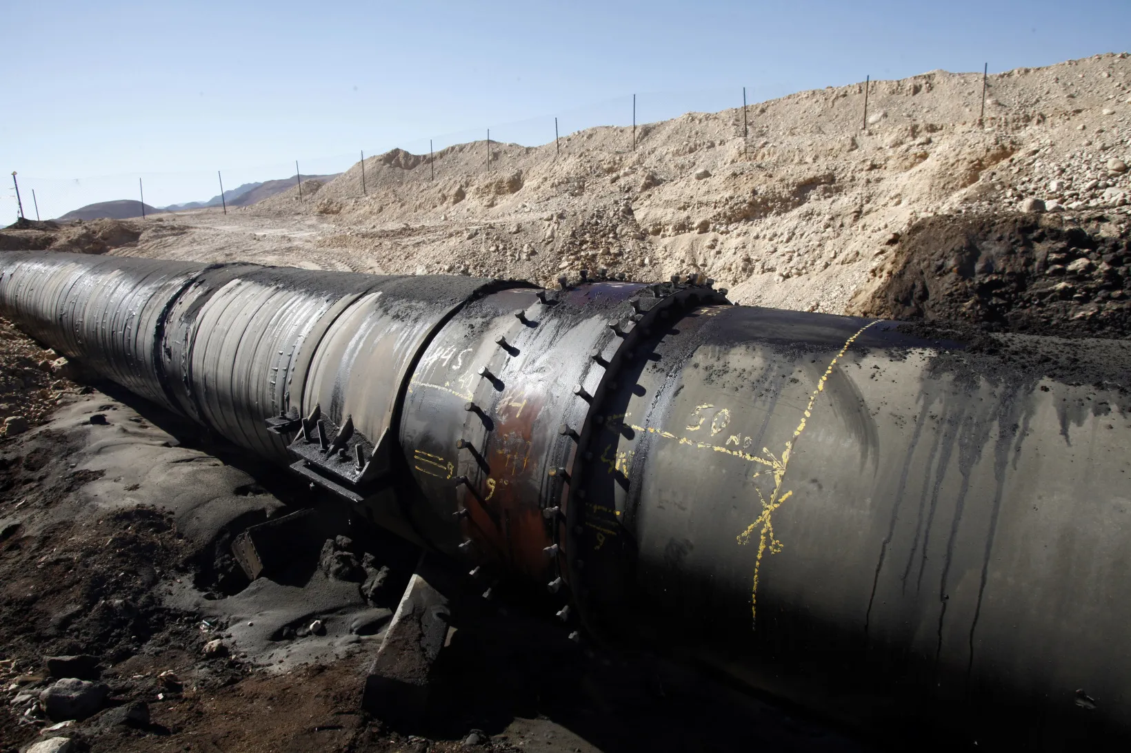 Desert Clean Up Of Crude Oil From Israel's Worst Spill
