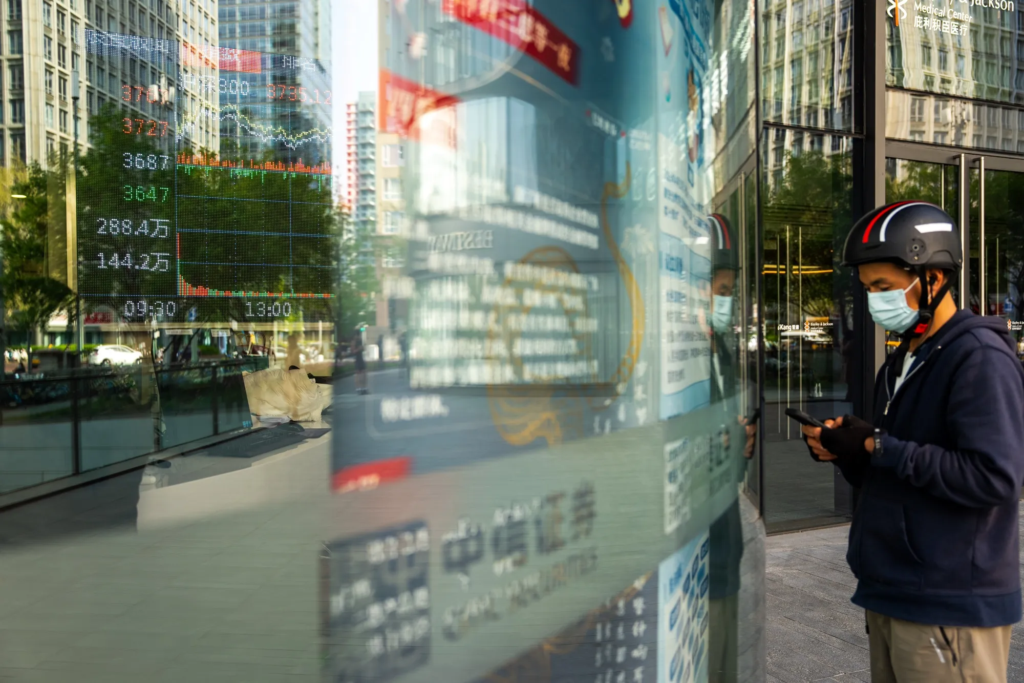 A screen displays a graph for the CSI 300 Index in Beijing on April 10.&nbsp;