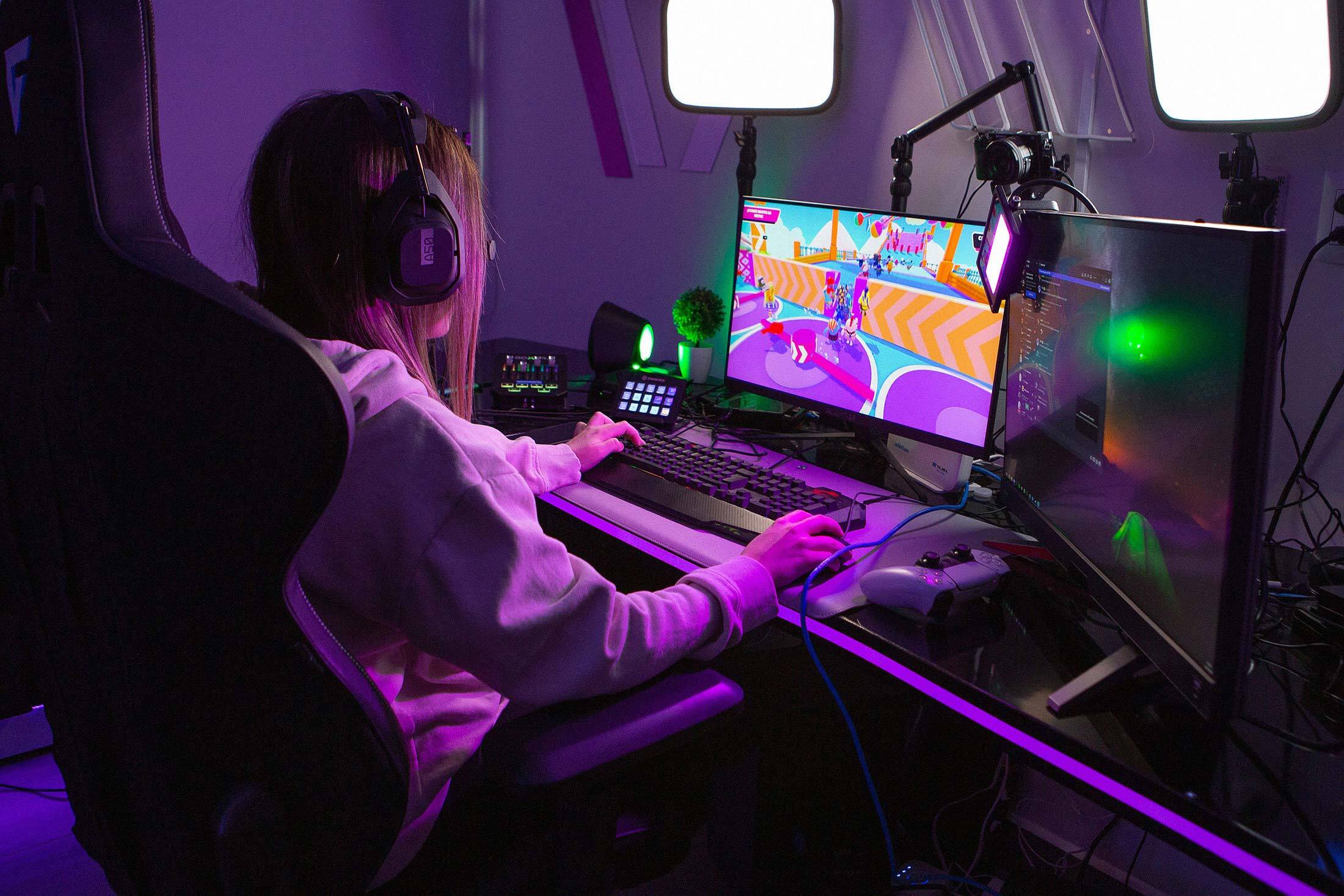 Twitch launches its first game, karaoke fest Twitch Sings - CNET