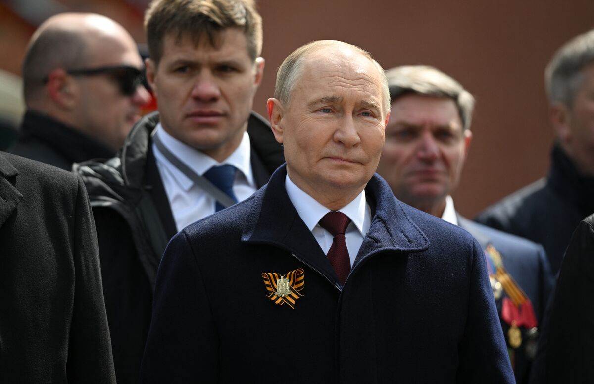 Putin Says Russian Army Leadership Will Remain Unchanged - Bloomberg