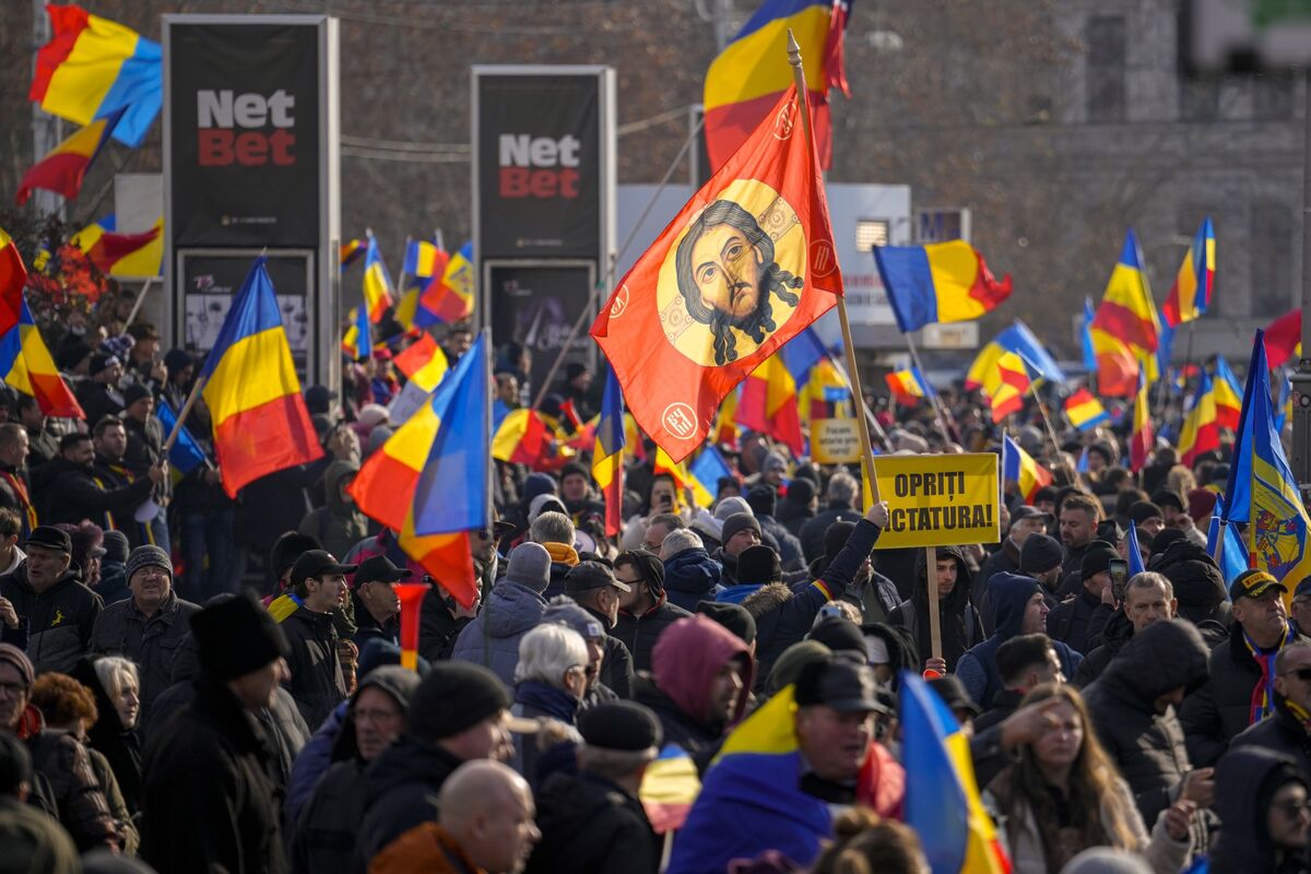 Romania Far-Right Protest: Thousands March Against Canceled Presidential Election