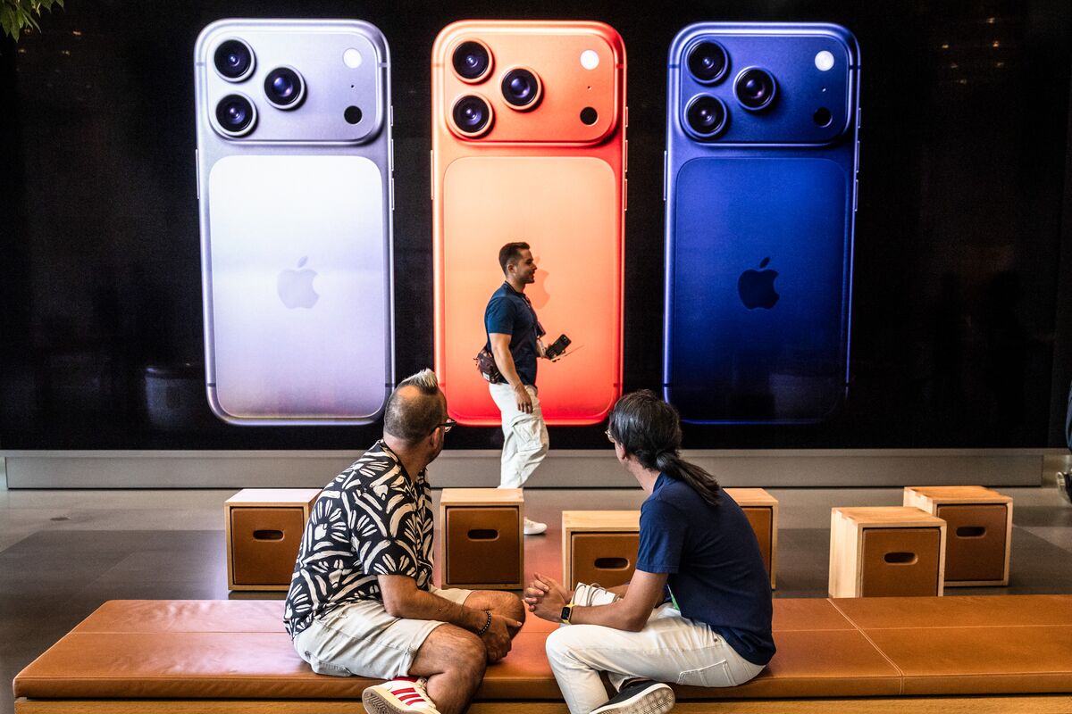 Apple Cut at Jefferies on iPhone Worries as Sell Ratings Pile Up
