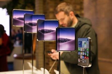 Apple’s iPhone Duo Hits Stores in Face of Short Supply and High Demand
