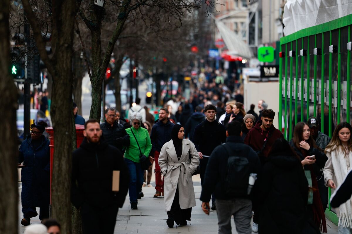 
                            UK Consumer Confidence Plunges to Four-Month Low Amid Iran War