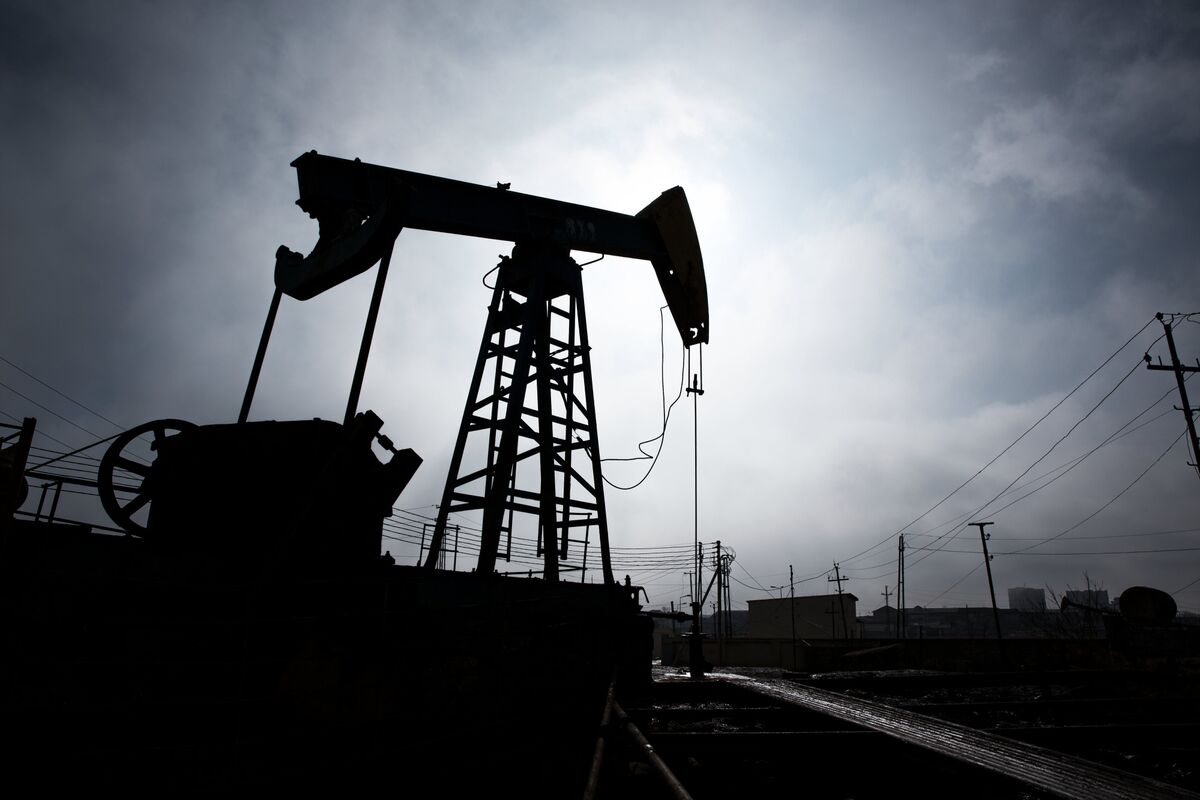 Oil Fluctuates as Focus Shifts to Zelenskiy Meeting With Trump