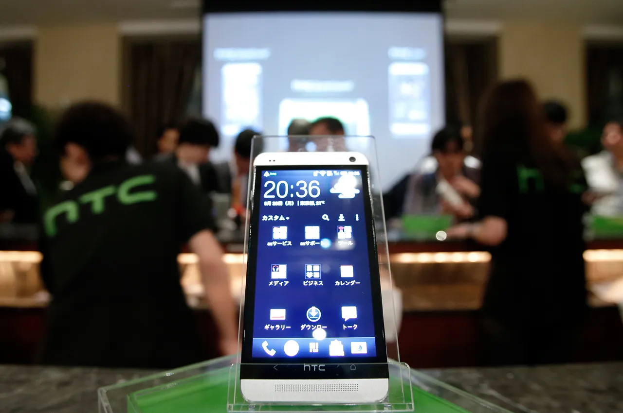 The HTC Corp. HTC J One HTL22 smartphone with Android Jelly Bean, is displayed during the unveiling event in Tokyo, Japan, on May 20, 2013. Photographer: Kiyoshi Ota/Bloomberg