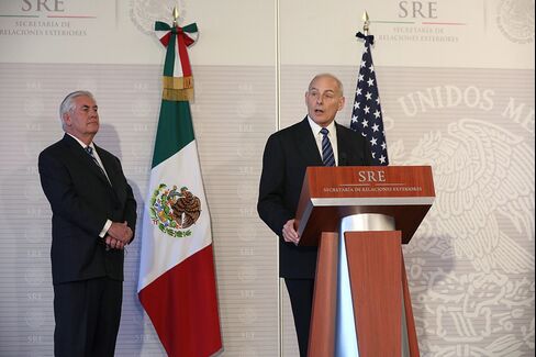 会見する米国のティラーソン、ケリー両長官