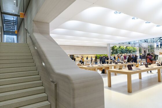 Apple’s Fifth Avenue Facelift Addresses Critique That It’s Hard to Shop There